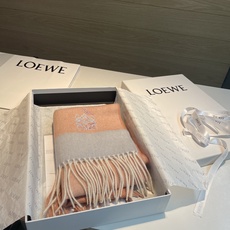上新!Loewe · 罗意威️难得一见的温柔配色,低调又不失优雅❗️】重点推荐❗️双面配色,一条围巾两种风格搭配,高级舒 上新!Loewe · 罗意威️难得一见的温柔配色,低调又不失优雅❗️】重点推荐❗️双面配色,一条围巾两种风格搭配,高级舒