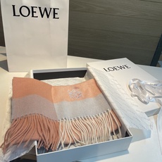 上新!Loewe · 罗意威️难得一见的温柔配色,低调又不失优雅❗️】重点推荐❗️双面配色,一条围巾两种风格搭配,高级舒 上新!Loewe · 罗意威️难得一见的温柔配色,低调又不失优雅❗️】重点推荐❗️双面配色,一条围巾两种风格搭配,高级舒