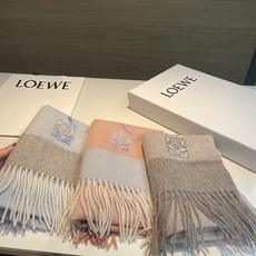 上新!Loewe · 罗意威️难得一见的温柔配色,低调又不失优雅❗️】重点推荐❗️双面配色,一条围巾两种风格搭配,高级舒 上新!Loewe · 罗意威️难得一见的温柔配色,低调又不失优雅❗️】重点推荐❗️双面配色,一条围巾两种风格搭配,高级舒