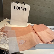 上新!Loewe · 罗意威️难得一见的温柔配色,低调又不失优雅❗️】重点推荐❗️双面配色,一条围巾两种风格搭配,高级舒 上新!Loewe · 罗意威️难得一见的温柔配色,低调又不失优雅❗️】重点推荐❗️双面配色,一条围巾两种风格搭配,高级舒