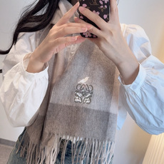 上新!Loewe · 罗意威️难得一见的温柔配色,低调又不失优雅❗️】重点推荐❗️双面配色,一条围巾两种风格搭配,高级舒 上新!Loewe · 罗意威️难得一见的温柔配色,低调又不失优雅❗️】重点推荐❗️双面配色,一条围巾两种风格搭配,高级舒