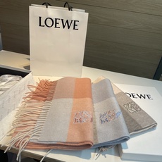 上新!Loewe · 罗意威️难得一见的温柔配色,低调又不失优雅❗️】重点推荐❗️双面配色,一条围巾两种风格搭配,高级舒 上新!Loewe · 罗意威️难得一见的温柔配色,低调又不失优雅❗️】重点推荐❗️双面配色,一条围巾两种风格搭配,高级舒