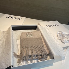 上新!Loewe · 罗意威️难得一见的温柔配色,低调又不失优雅❗️】重点推荐❗️双面配色,一条围巾两种风格搭配,高级舒 上新!Loewe · 罗意威️难得一见的温柔配色,低调又不失优雅❗️】重点推荐❗️双面配色,一条围巾两种风格搭配,高级舒