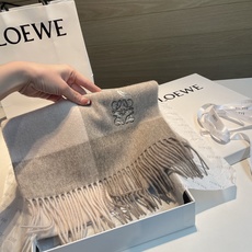 上新!Loewe · 罗意威️难得一见的温柔配色,低调又不失优雅❗️】重点推荐❗️双面配色,一条围巾两种风格搭配,高级舒 上新!Loewe · 罗意威️难得一见的温柔配色,低调又不失优雅❗️】重点推荐❗️双面配色,一条围巾两种风格搭配,高级舒