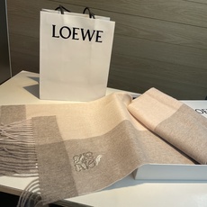 上新!Loewe · 罗意威️难得一见的温柔配色,低调又不失优雅❗️】重点推荐❗️双面配色,一条围巾两种风格搭配,高级舒 上新!Loewe · 罗意威️难得一见的温柔配色,低调又不失优雅❗️】重点推荐❗️双面配色,一条围巾两种风格搭配,高级舒