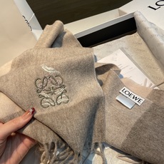 上新!Loewe · 罗意威️难得一见的温柔配色,低调又不失优雅❗️】重点推荐❗️双面配色,一条围巾两种风格搭配,高级舒 上新!Loewe · 罗意威️难得一见的温柔配色,低调又不失优雅❗️】重点推荐❗️双面配色,一条围巾两种风格搭配,高级舒