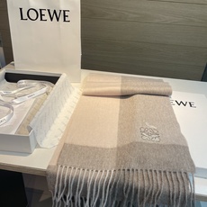 上新!Loewe · 罗意威️难得一见的温柔配色,低调又不失优雅❗️】重点推荐❗️双面配色,一条围巾两种风格搭配,高级舒 上新!Loewe · 罗意威️难得一见的温柔配色,低调又不失优雅❗️】重点推荐❗️双面配色,一条围巾两种风格搭配,高级舒