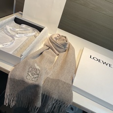 上新!Loewe · 罗意威️难得一见的温柔配色,低调又不失优雅❗️】重点推荐❗️双面配色,一条围巾两种风格搭配,高级舒 上新!Loewe · 罗意威️难得一见的温柔配色,低调又不失优雅❗️】重点推荐❗️双面配色,一条围巾两种风格搭配,高级舒