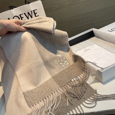 上新!Loewe · 罗意威️难得一见的温柔配色,低调又不失优雅❗️】重点推荐❗️双面配色,一条围巾两种风格搭配,高级舒 上新!Loewe · 罗意威️难得一见的温柔配色,低调又不失优雅❗️】重点推荐❗️双面配色,一条围巾两种风格搭配,高级舒