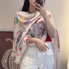 会发光发亮的围巾银丝羊绒长巾✨专柜同步‼️真心赞‼️驴家路易威登经典 Monogram 图案搭配彩色边框再添华美格调。强 会发光发亮的围巾银丝羊绒长巾✨专柜同步‼️真心赞‼️驴家路易威登经典 Monogram 图案搭配彩色边框再添华美格调。强