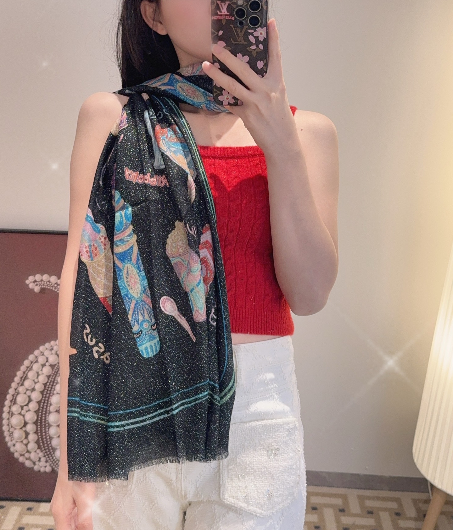 会发光发亮的围巾银丝羊绒长巾✨专柜同步‼️真心赞‼️驴家路易威登经典 Monogram 图案搭配彩色边框再添华美格调。强 会发光发亮的围巾银丝羊绒长巾✨专柜同步‼️真心赞‼️驴家路易威登经典 Monogram 图案搭配彩色边框再添华美格调。强