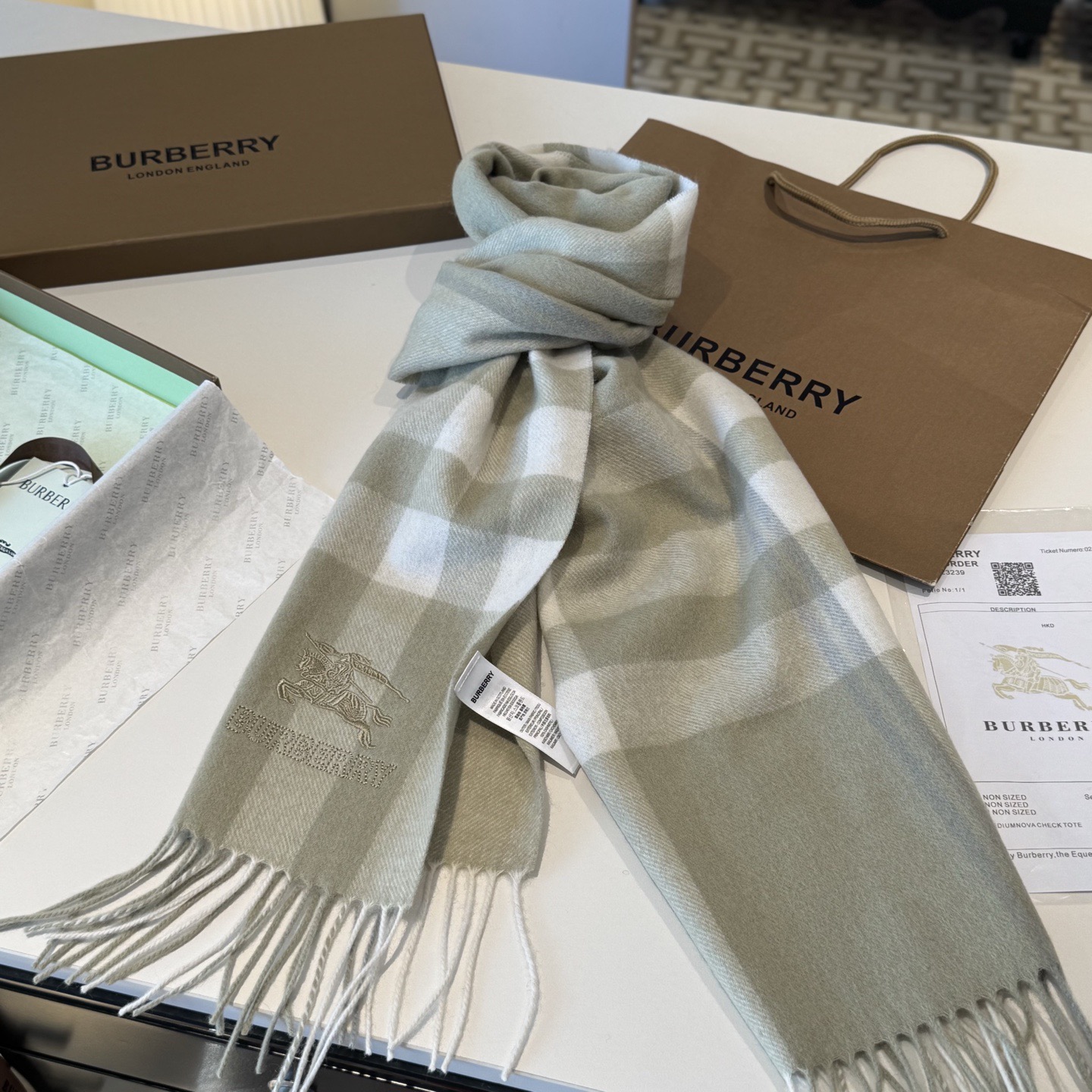 ✨✨Burberry · 巴宝莉双面围巾❗好看的要疯掉了，太有型太有魅力了❗❗非常斯文时尚的秋冬单品！真的很喜欢，非常C