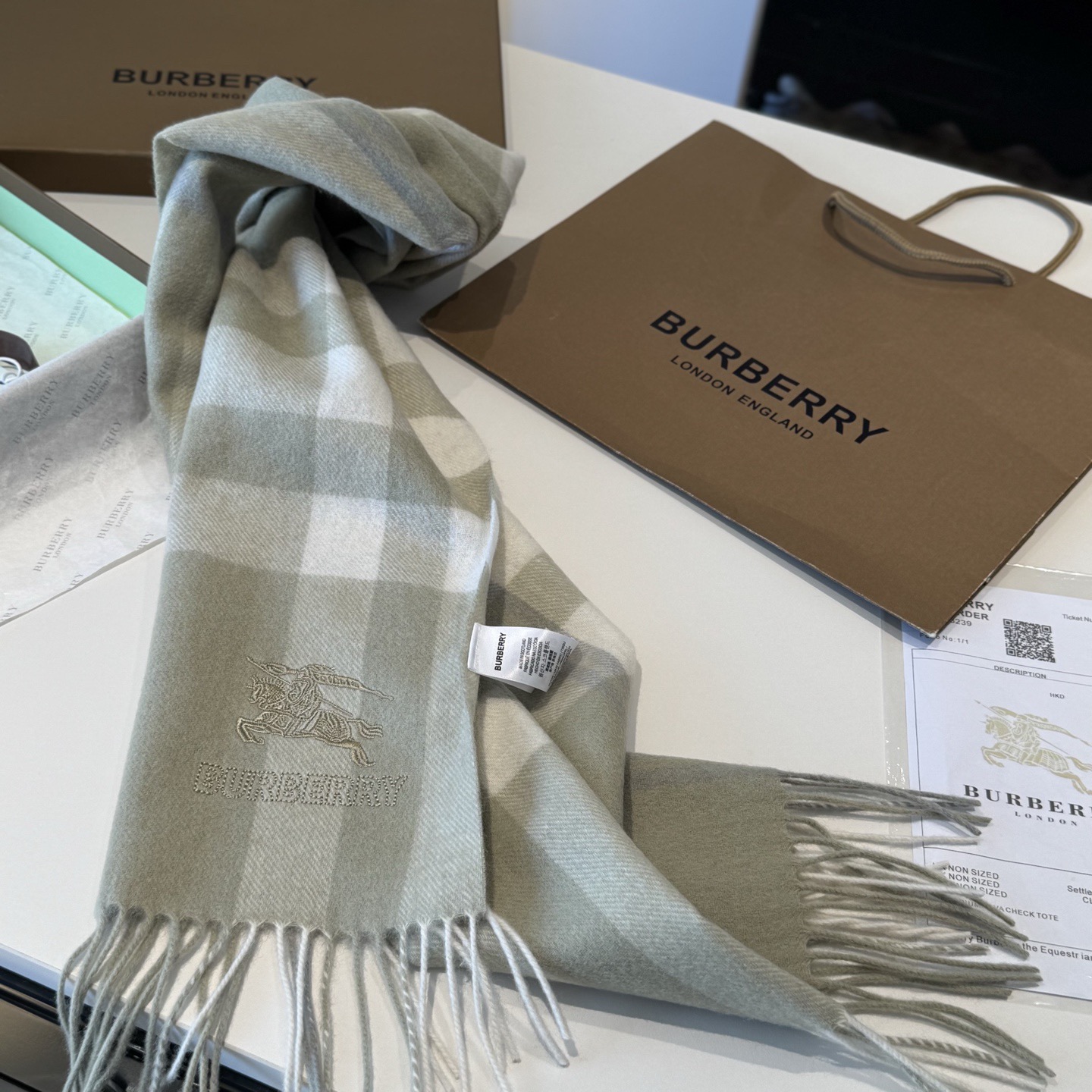 ✨✨Burberry · 巴宝莉双面围巾❗好看的要疯掉了，太有型太有魅力了❗❗非常斯文时尚的秋冬单品！真的很喜欢，非常C