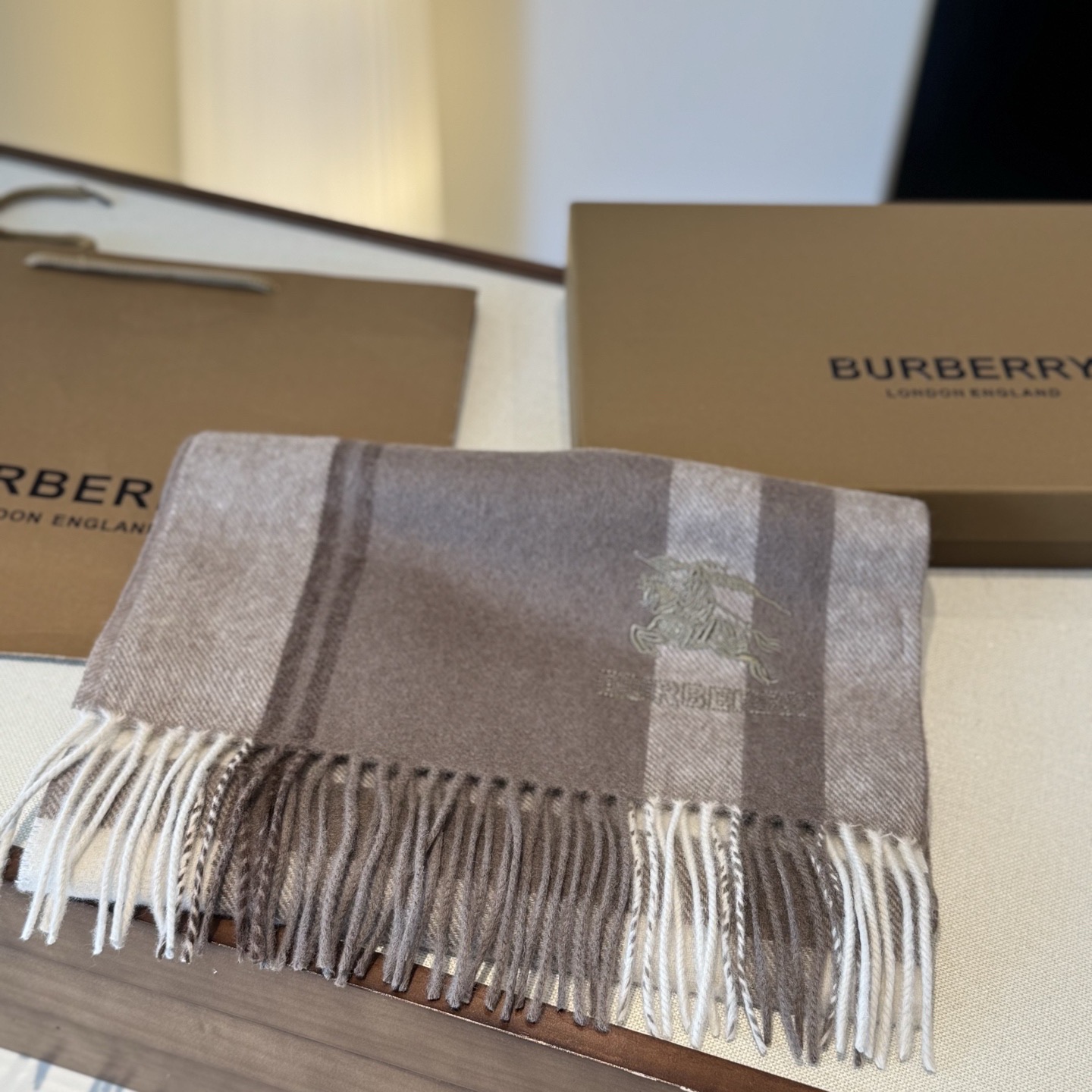 ✨✨Burberry · 巴宝莉双面围巾❗好看的要疯掉了，太有型太有魅力了❗❗非常斯文时尚的秋冬单品！真的很喜欢，非常C