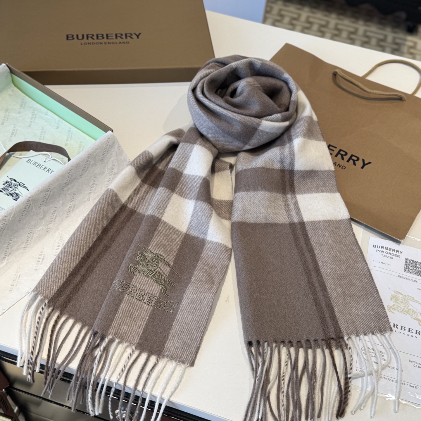 ✨✨Burberry · 巴宝莉双面围巾❗好看的要疯掉了，太有型太有魅力了❗❗非常斯文时尚的秋冬单品！真的很喜欢，非常C