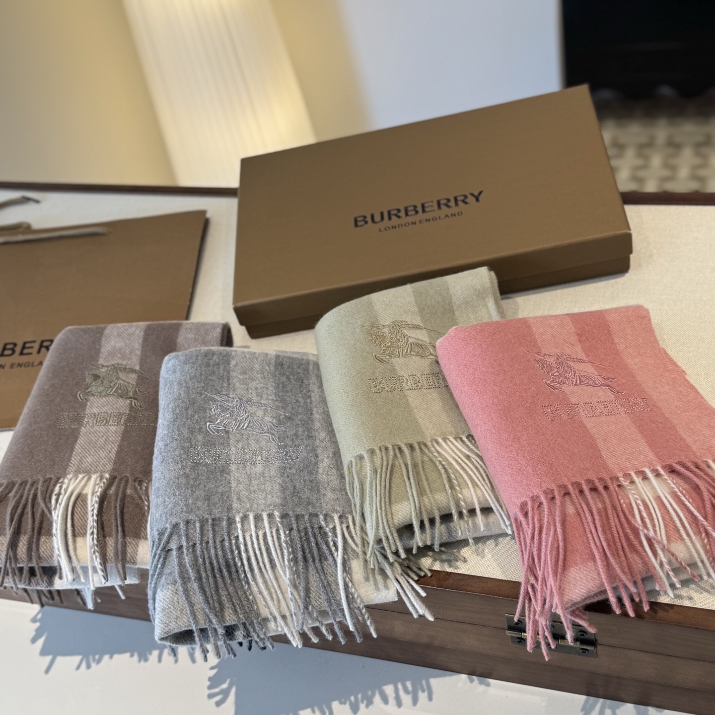 ✨✨Burberry · 巴宝莉双面围巾❗好看的要疯掉了，太有型太有魅力了❗❗非常斯文时尚的秋冬单品！真的很喜欢，非常C