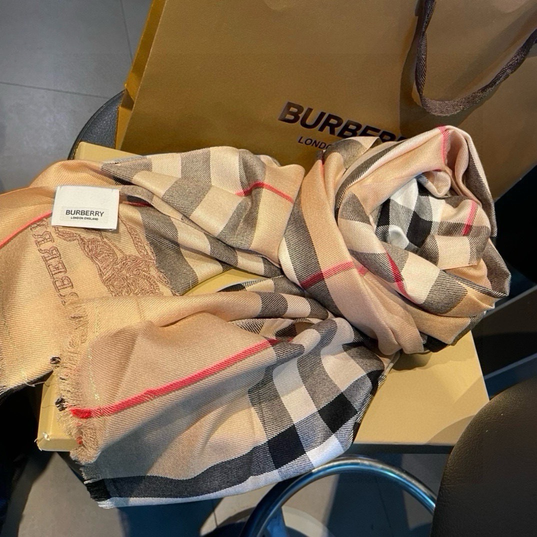上新 巴宝莉👍重磅推荐🎀太美了👓火爆N年的格子，人人都喜欢💕时潮人都有好几条巴家围巾放在衣橱，🧣换条围巾就足够让你有焕然