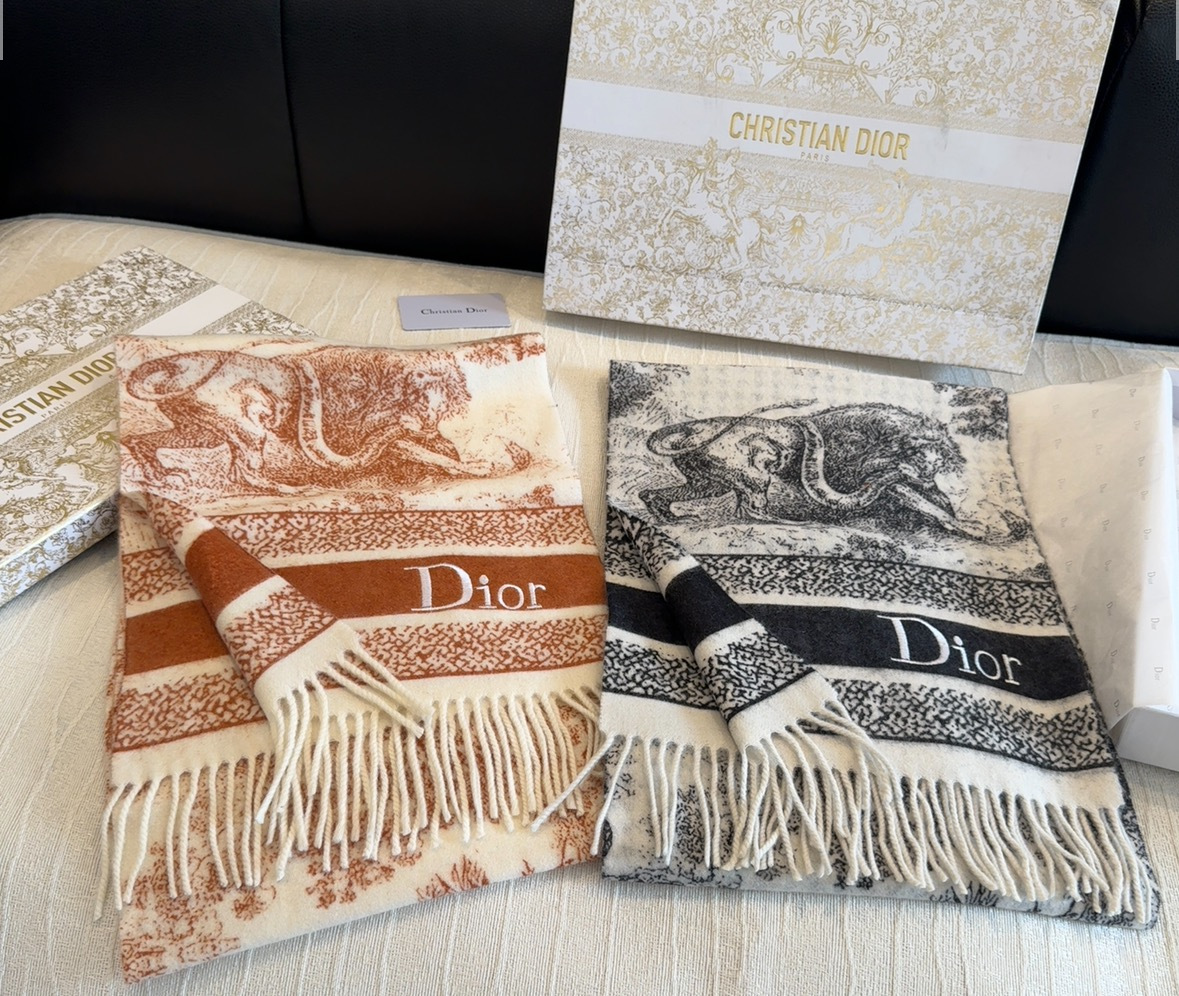 品名:【DIOR 迪奥动物元素流苏长巾】  尺寸:25✖️180CM 材质:100%山羊绒 爆款，专柜最新款式 双面羊绒