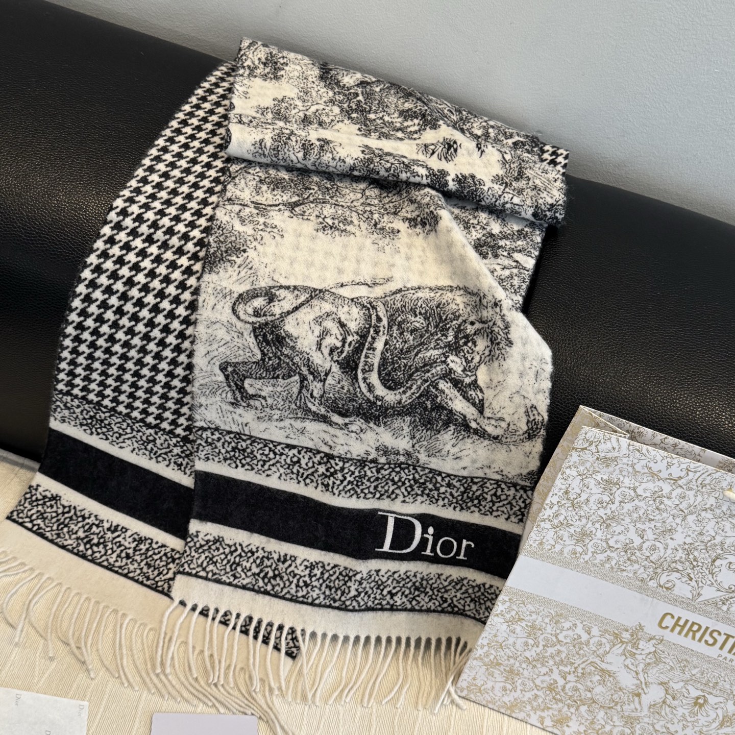 品名:【DIOR 迪奥动物元素流苏长巾】  尺寸:25✖️180CM 材质:100%山羊绒 爆款，专柜最新款式 双面羊绒