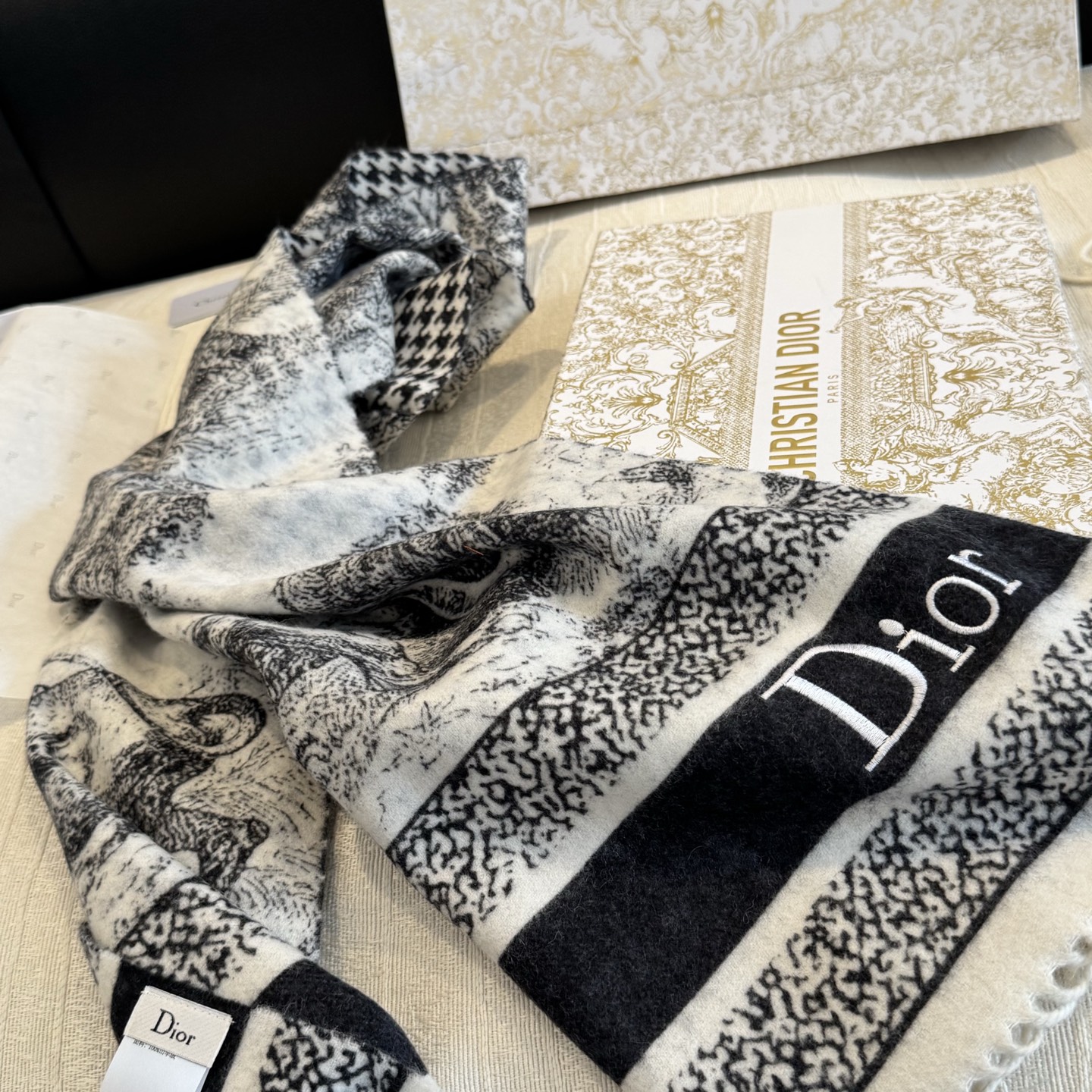 品名:【DIOR 迪奥动物元素流苏长巾】  尺寸:25✖️180CM 材质:100%山羊绒 爆款，专柜最新款式 双面羊绒