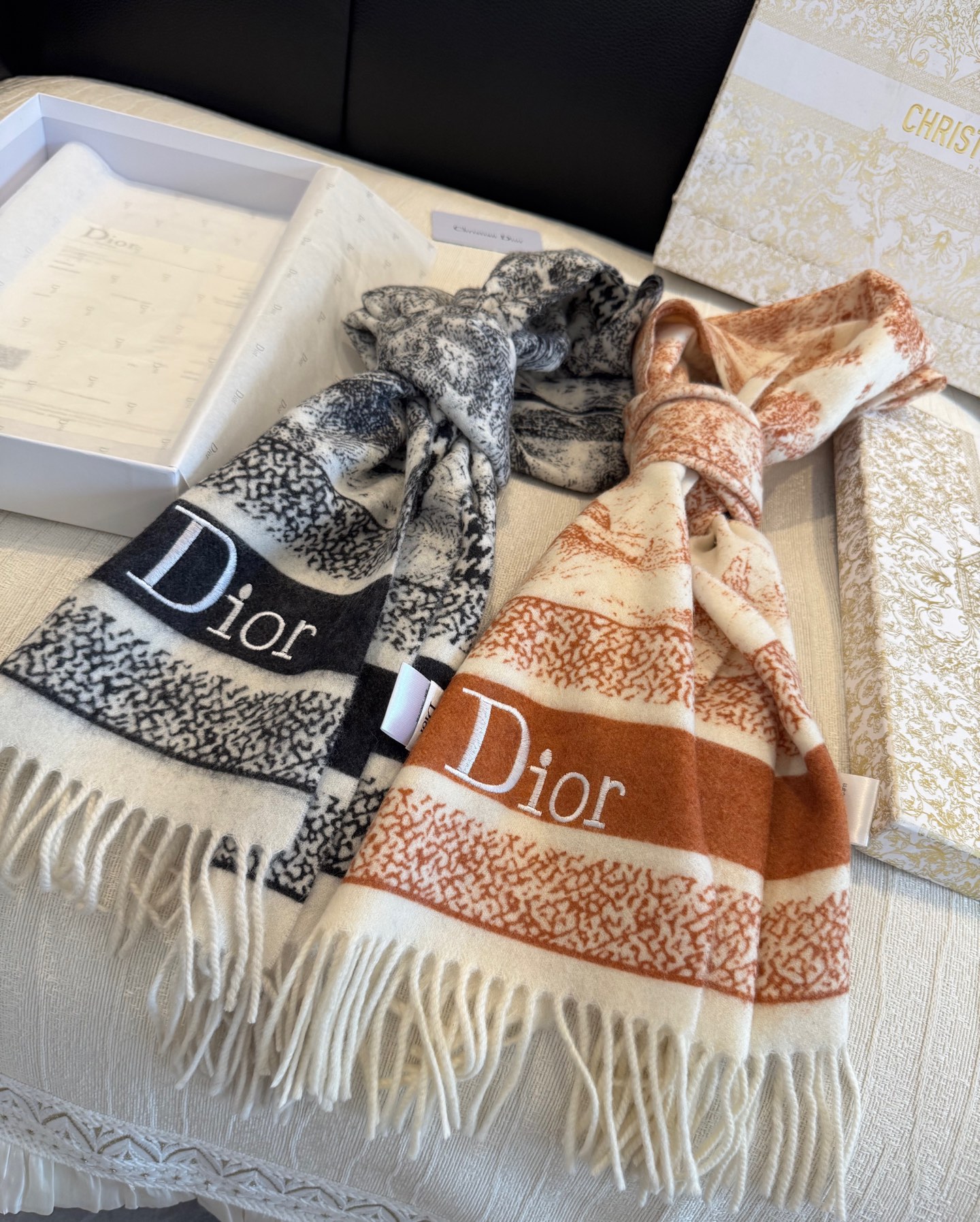 品名:【DIOR 迪奥动物元素流苏长巾】  尺寸:25✖️180CM 材质:100%山羊绒 爆款，专柜最新款式 双面羊绒