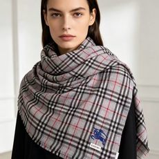 ✨Burberry经典格纹羊绒大围巾|200×100cm奢享尺寸 甄选100%纯山羊绒织造,触肤如云绒绵软,轻盈不压肩。 ✨Burberry经典格纹羊绒大围巾|200×100cm奢享尺寸 甄选100%纯山羊绒织造,触肤如云绒绵软,轻盈不压肩。