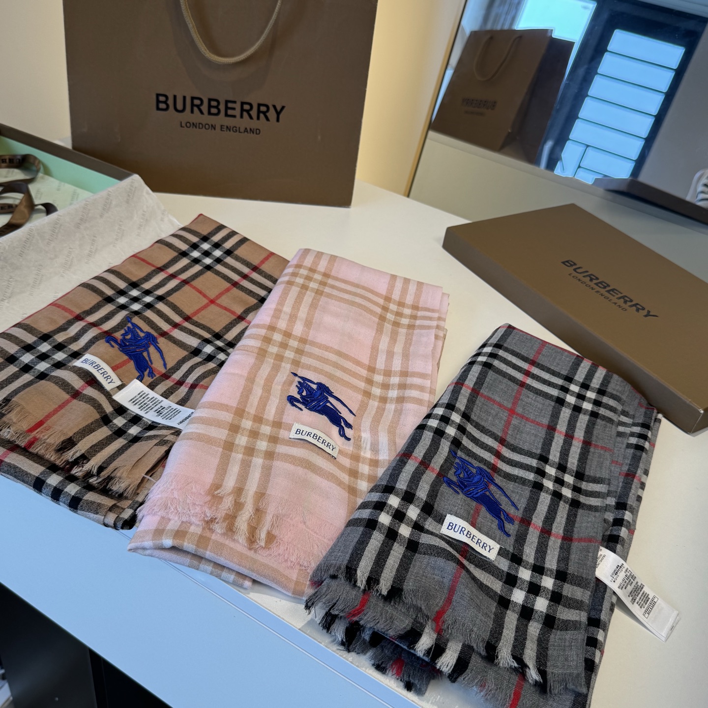 ✨Burberry经典格纹羊绒大围巾｜200×100cm奢享尺寸 甄选100%纯山羊绒织造，触肤如云绒绵软，轻盈不压肩。