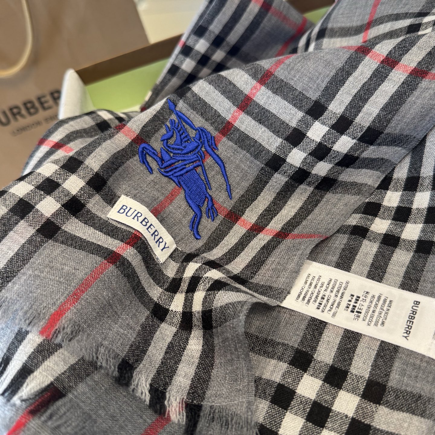 ✨Burberry经典格纹羊绒大围巾｜200×100cm奢享尺寸 甄选100%纯山羊绒织造，触肤如云绒绵软，轻盈不压肩。