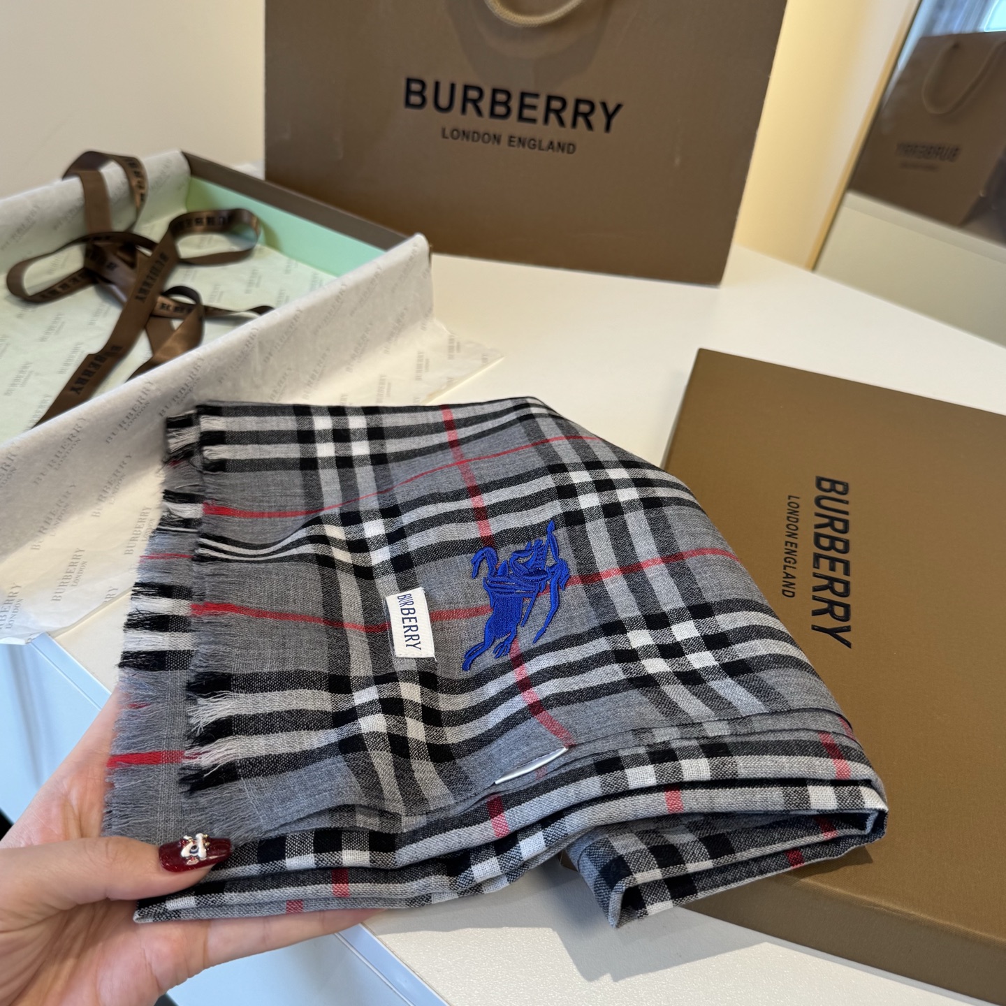 ✨Burberry经典格纹羊绒大围巾｜200×100cm奢享尺寸 甄选100%纯山羊绒织造，触肤如云绒绵软，轻盈不压肩。