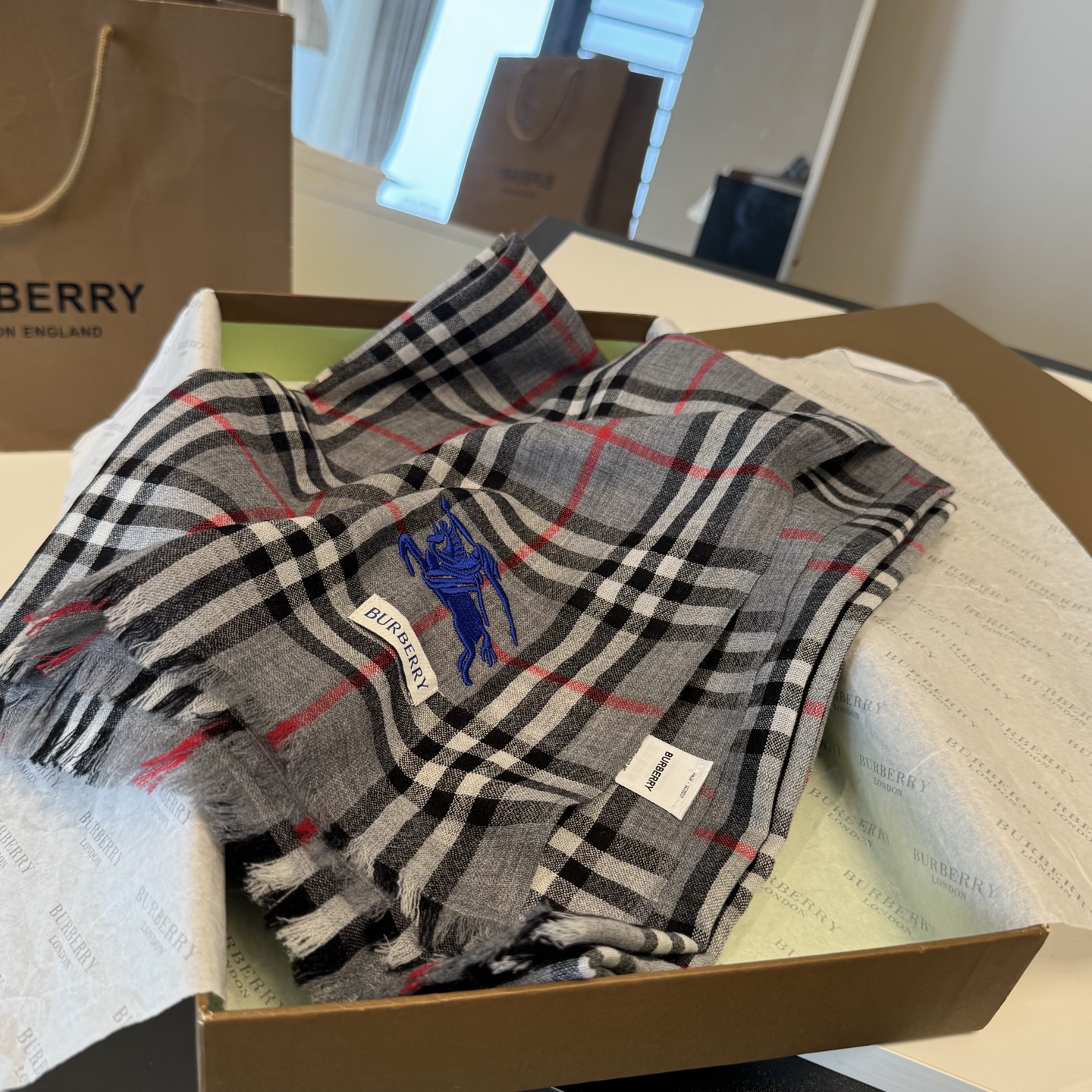 ✨Burberry经典格纹羊绒大围巾｜200×100cm奢享尺寸 甄选100%纯山羊绒织造，触肤如云绒绵软，轻盈不压肩。