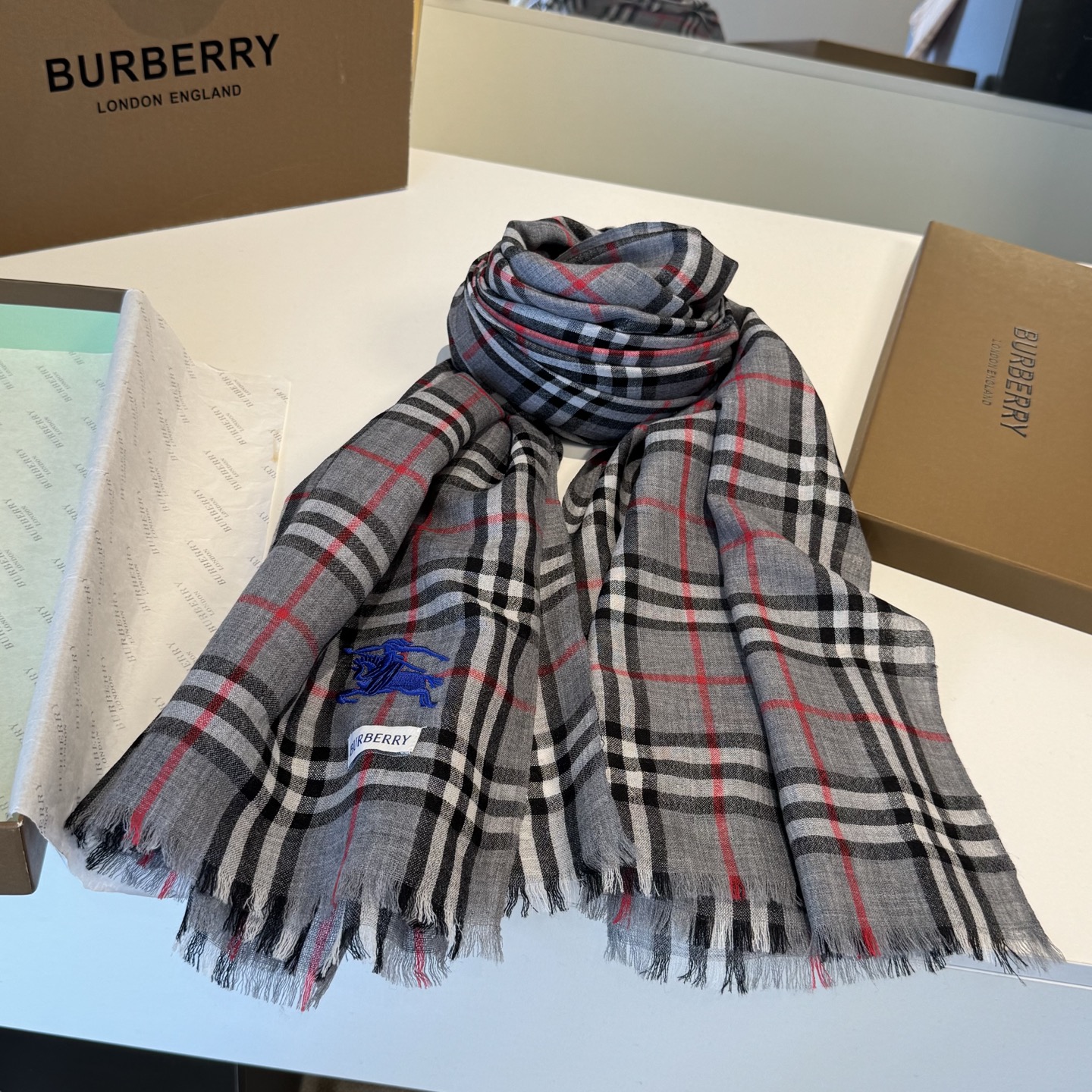 ✨Burberry经典格纹羊绒大围巾｜200×100cm奢享尺寸 甄选100%纯山羊绒织造，触肤如云绒绵软，轻盈不压肩。