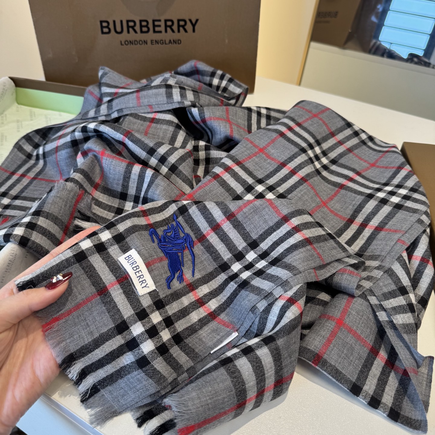✨Burberry经典格纹羊绒大围巾｜200×100cm奢享尺寸 甄选100%纯山羊绒织造，触肤如云绒绵软，轻盈不压肩。