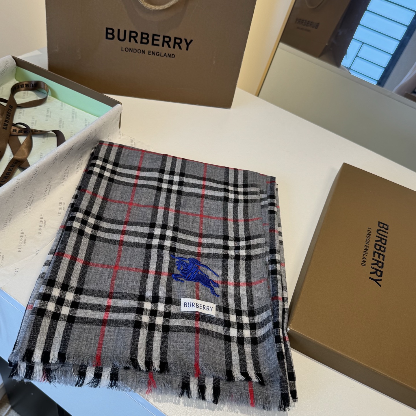 ✨Burberry经典格纹羊绒大围巾｜200×100cm奢享尺寸 甄选100%纯山羊绒织造，触肤如云绒绵软，轻盈不压肩。