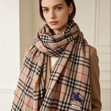 ✨Burberry经典格纹羊绒大围巾|200×100cm奢享尺寸 甄选100%纯山羊绒织造,触肤如云绒绵软,轻盈不压肩。 ✨Burberry经典格纹羊绒大围巾|200×100cm奢享尺寸 甄选100%纯山羊绒织造,触肤如云绒绵软,轻盈不压肩。