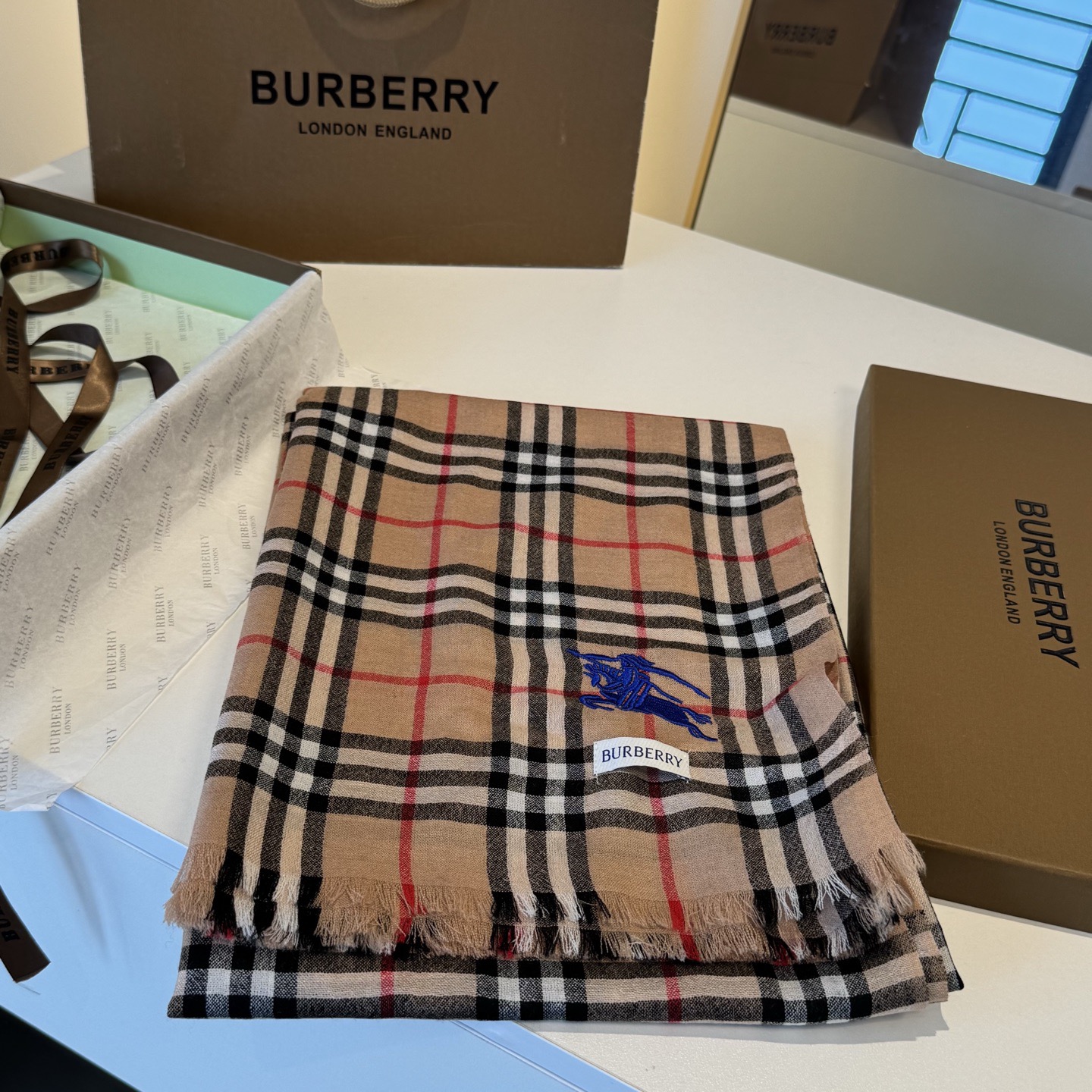 ✨Burberry经典格纹羊绒大围巾｜200×100cm奢享尺寸 甄选100%纯山羊绒织造，触肤如云绒绵软，轻盈不压肩。