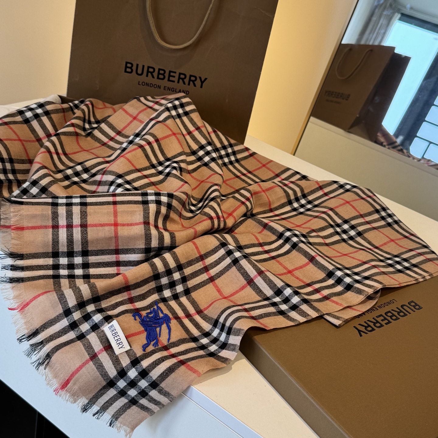 ✨Burberry经典格纹羊绒大围巾｜200×100cm奢享尺寸 甄选100%纯山羊绒织造，触肤如云绒绵软，轻盈不压肩。