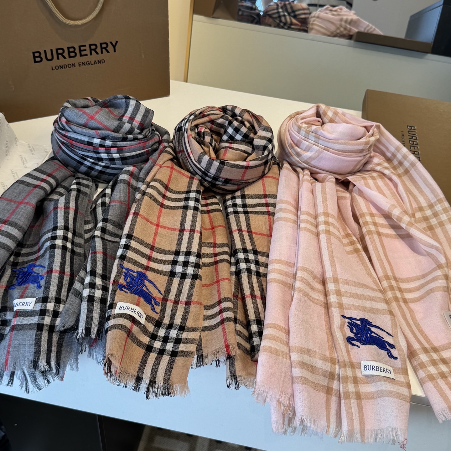 ✨Burberry经典格纹羊绒大围巾｜200×100cm奢享尺寸 甄选100%纯山羊绒织造，触肤如云绒绵软，轻盈不压肩。
