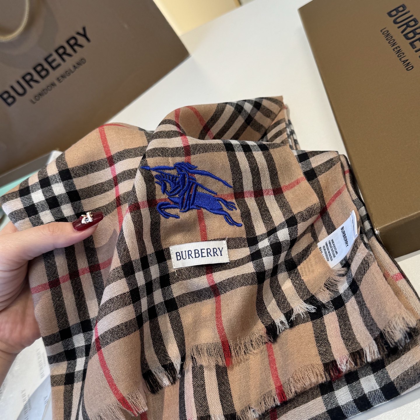 ✨Burberry经典格纹羊绒大围巾｜200×100cm奢享尺寸 甄选100%纯山羊绒织造，触肤如云绒绵软，轻盈不压肩。