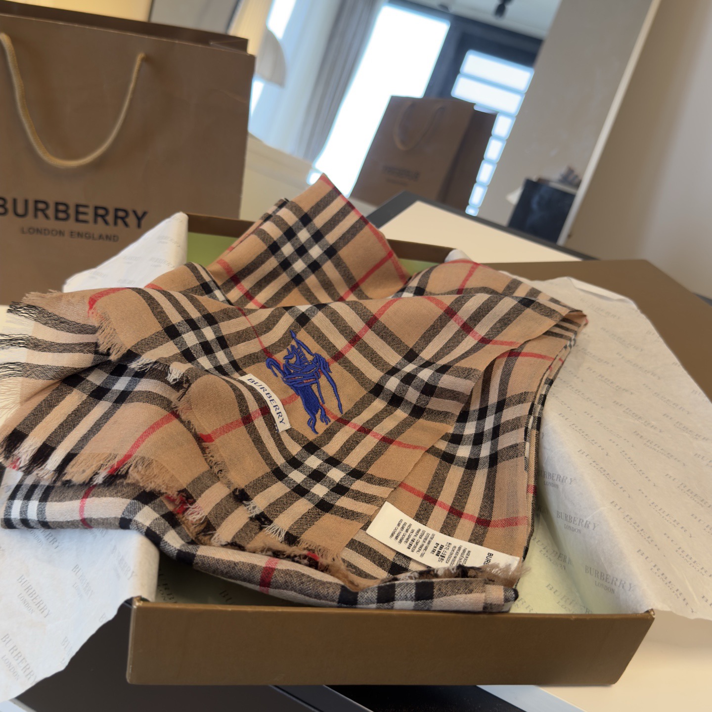 ✨Burberry经典格纹羊绒大围巾｜200×100cm奢享尺寸 甄选100%纯山羊绒织造，触肤如云绒绵软，轻盈不压肩。