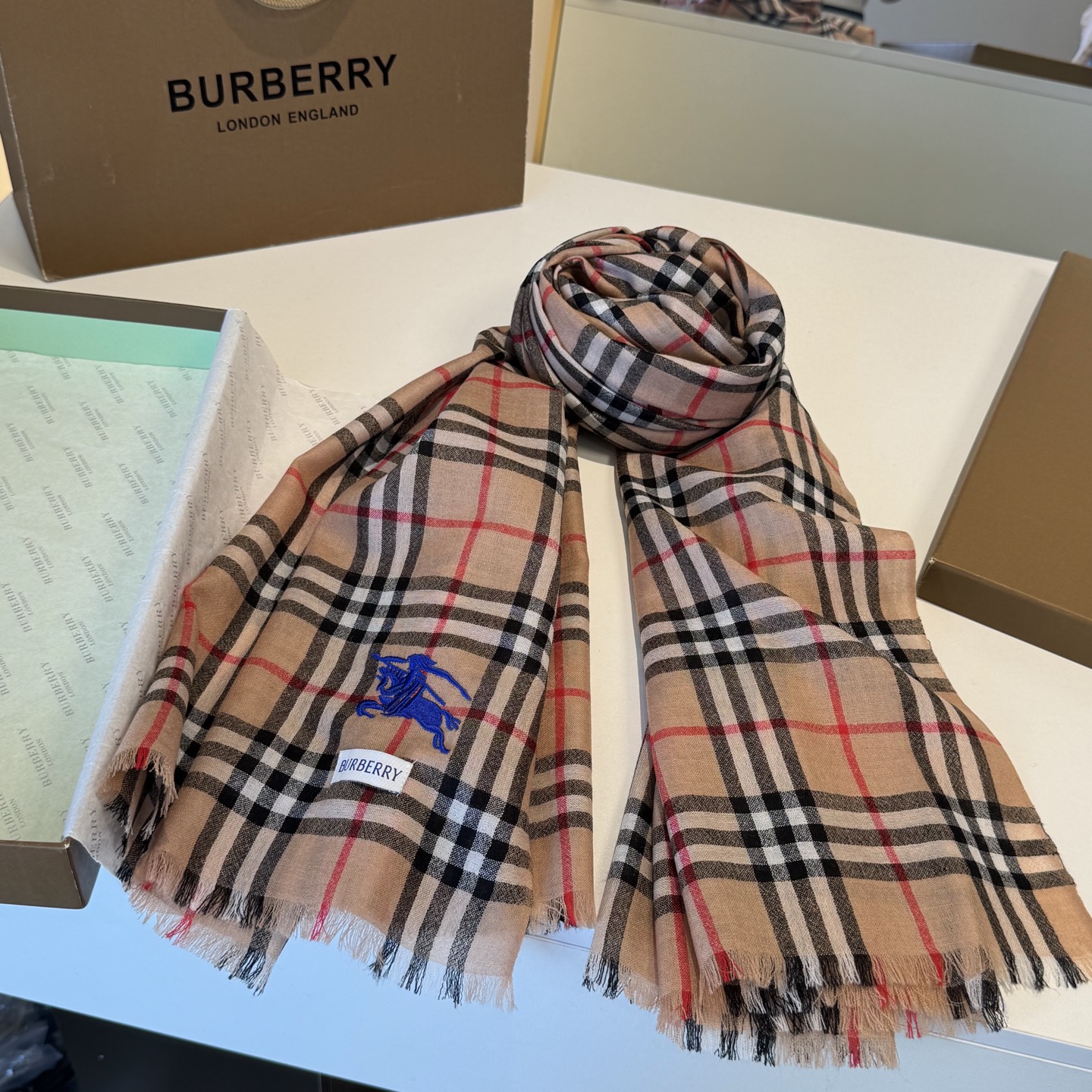 ✨Burberry经典格纹羊绒大围巾｜200×100cm奢享尺寸 甄选100%纯山羊绒织造，触肤如云绒绵软，轻盈不压肩。