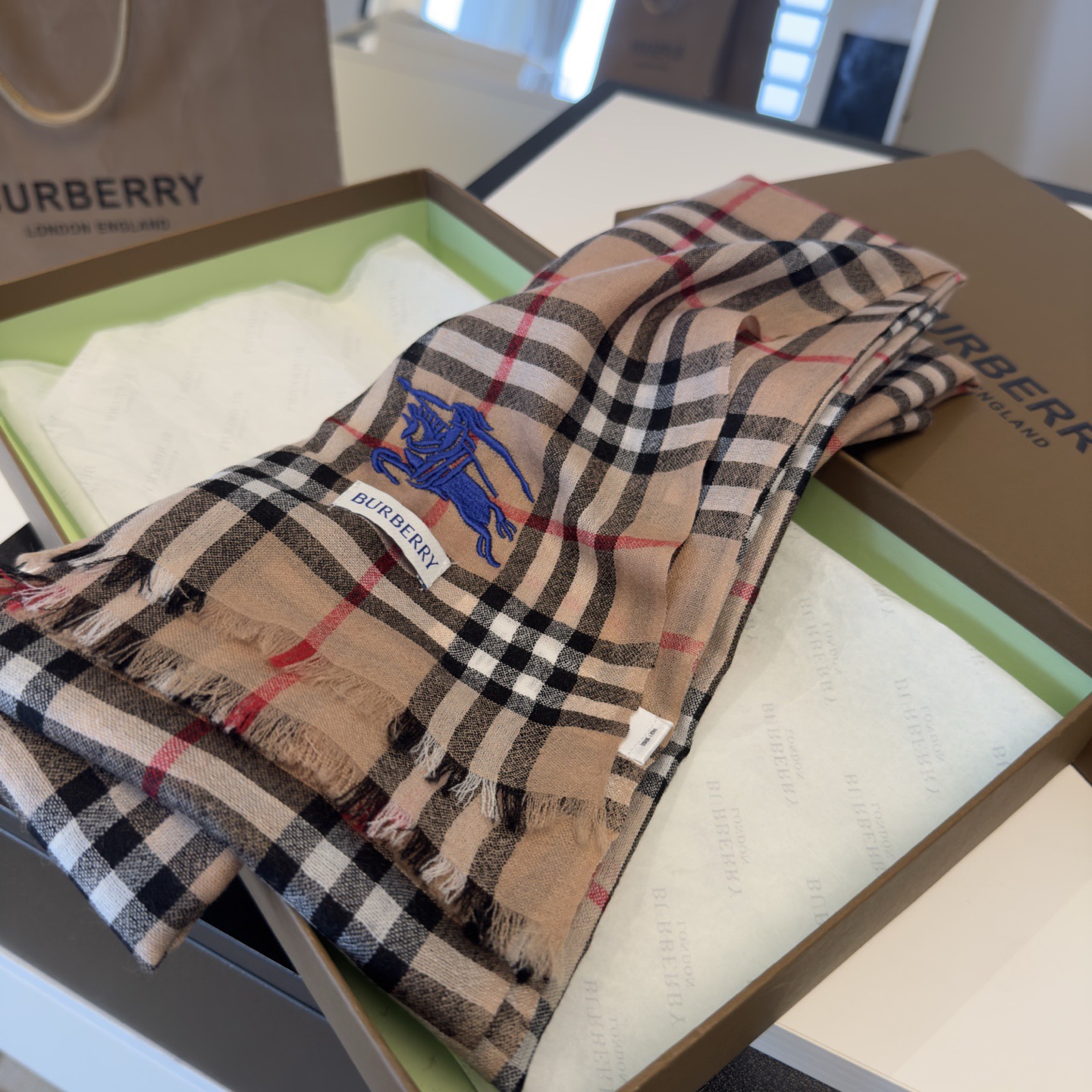 ✨Burberry经典格纹羊绒大围巾｜200×100cm奢享尺寸 甄选100%纯山羊绒织造，触肤如云绒绵软，轻盈不压肩。