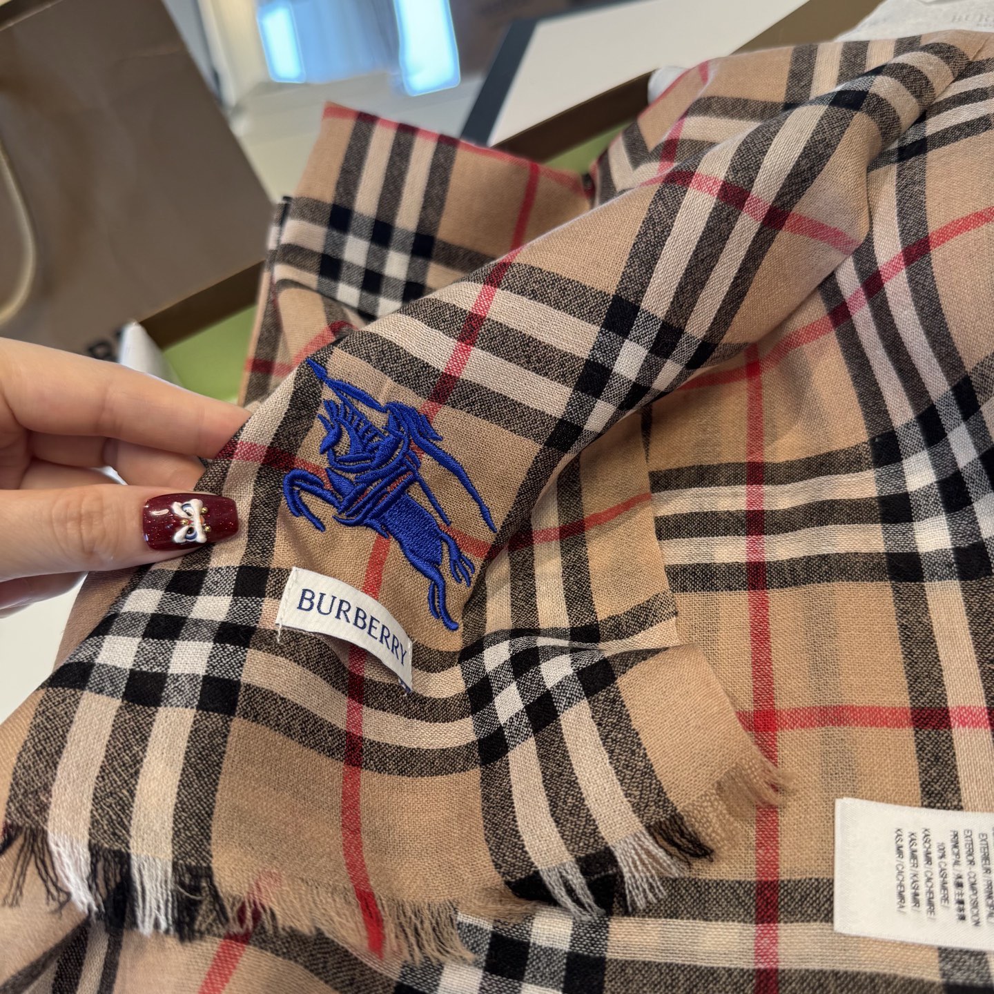 ✨Burberry经典格纹羊绒大围巾｜200×100cm奢享尺寸 甄选100%纯山羊绒织造，触肤如云绒绵软，轻盈不压肩。