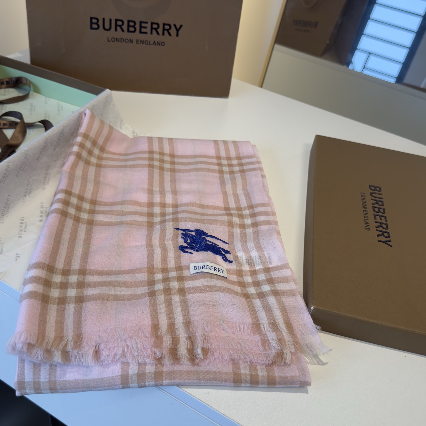 ✨Burberry经典格纹羊绒大围巾｜200×100cm奢享尺寸 甄选100%纯山羊绒织造，触肤如云绒绵软，轻盈不压肩。