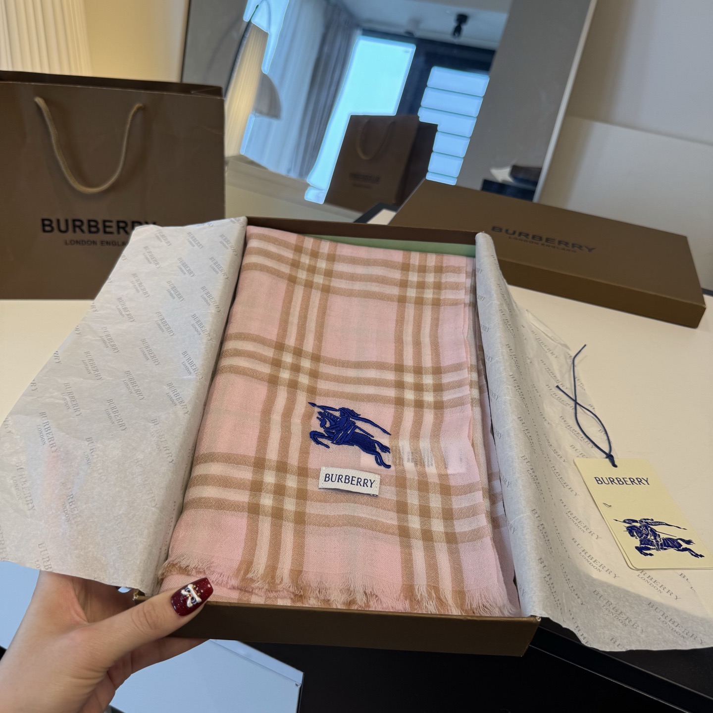 ✨Burberry经典格纹羊绒大围巾｜200×100cm奢享尺寸 甄选100%纯山羊绒织造，触肤如云绒绵软，轻盈不压肩。