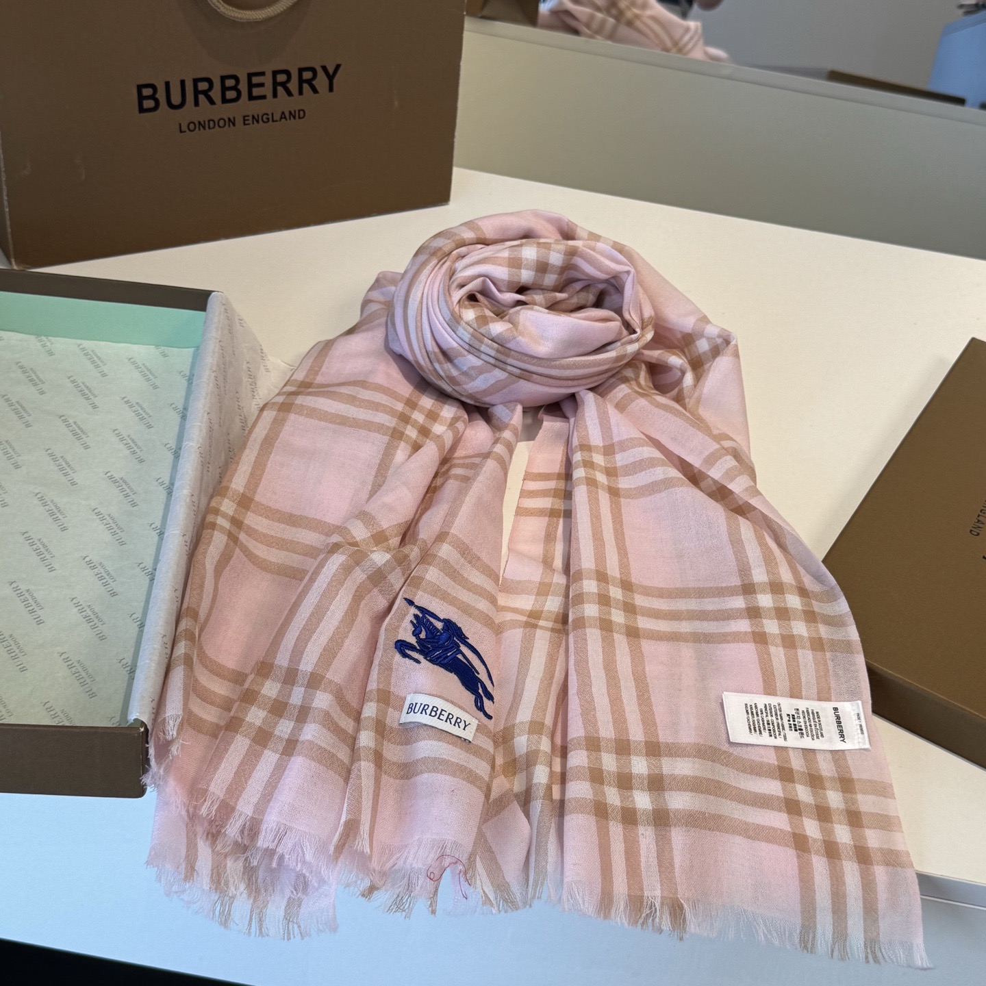 ✨Burberry经典格纹羊绒大围巾｜200×100cm奢享尺寸 甄选100%纯山羊绒织造，触肤如云绒绵软，轻盈不压肩。