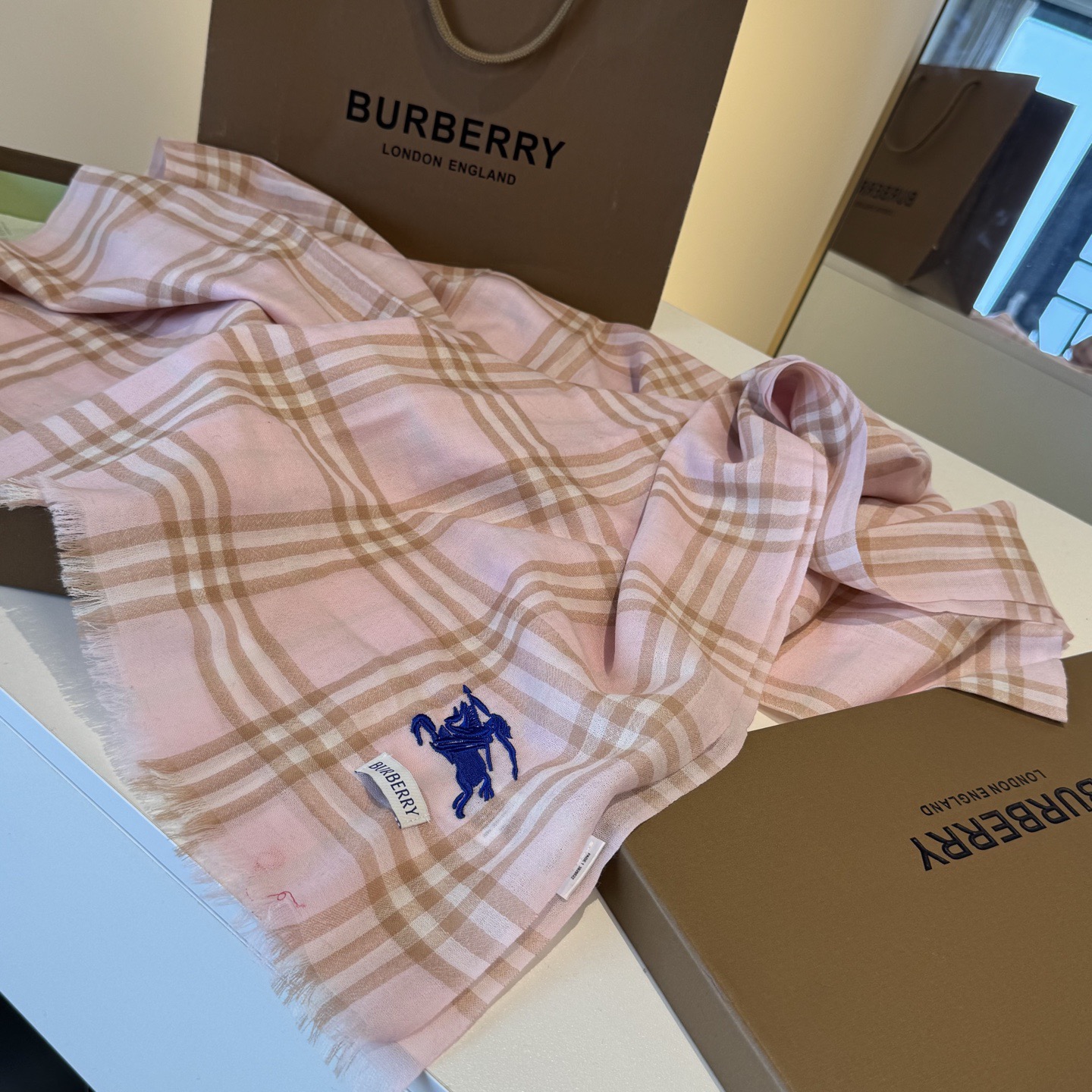 ✨Burberry经典格纹羊绒大围巾｜200×100cm奢享尺寸 甄选100%纯山羊绒织造，触肤如云绒绵软，轻盈不压肩。