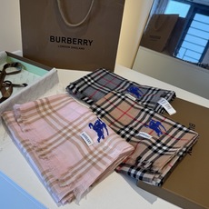 ✨Burberry经典格纹羊绒大围巾|200×100cm奢享尺寸 甄选100%纯山羊绒织造,触肤如云绒绵软,轻盈不压肩。 ✨Burberry经典格纹羊绒大围巾|200×100cm奢享尺寸 甄选100%纯山羊绒织造,触肤如云绒绵软,轻盈不压肩。