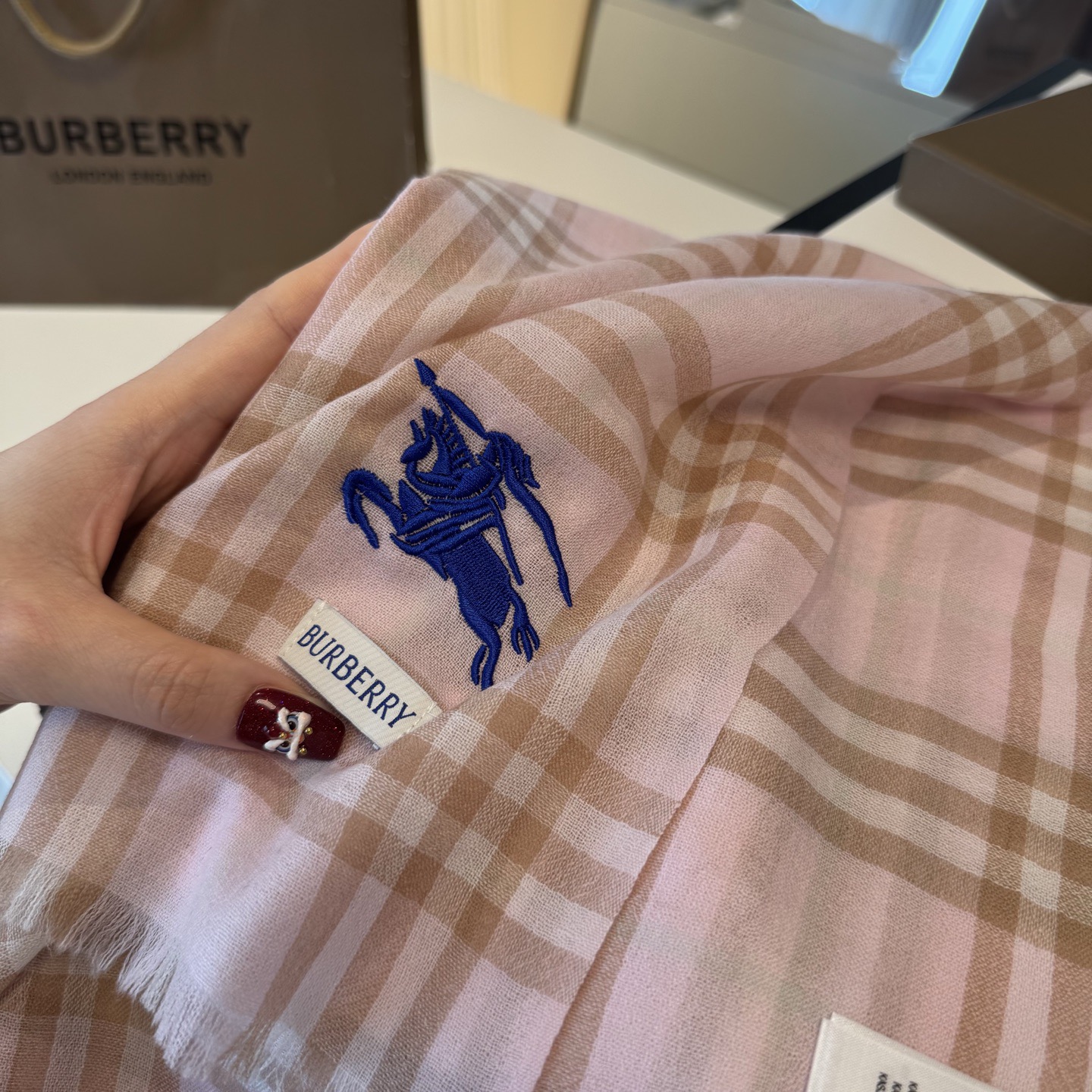 ✨Burberry经典格纹羊绒大围巾｜200×100cm奢享尺寸 甄选100%纯山羊绒织造，触肤如云绒绵软，轻盈不压肩。