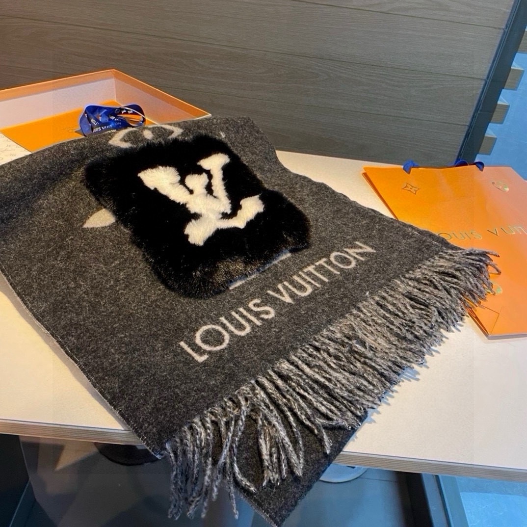 -L口袋羊绒长巾🆕LV新款披肩围巾，延续冬日经典❗️羊绒添缀兔毛P口袋，嵌饰 Monogram 图案更显尊贵，纤长流苏为