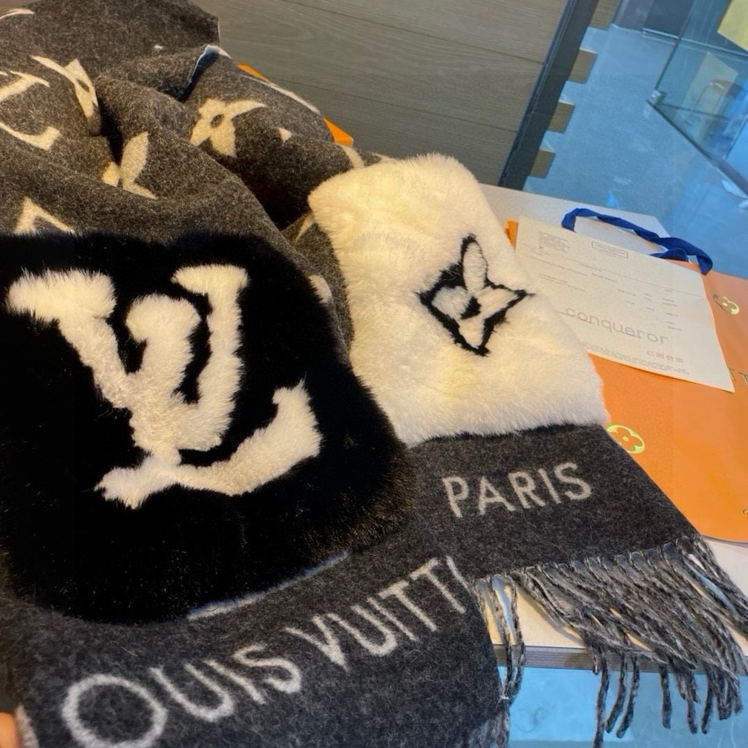 -L口袋羊绒长巾🆕LV新款披肩围巾，延续冬日经典❗️羊绒添缀兔毛P口袋，嵌饰 Monogram 图案更显尊贵，纤长流苏为